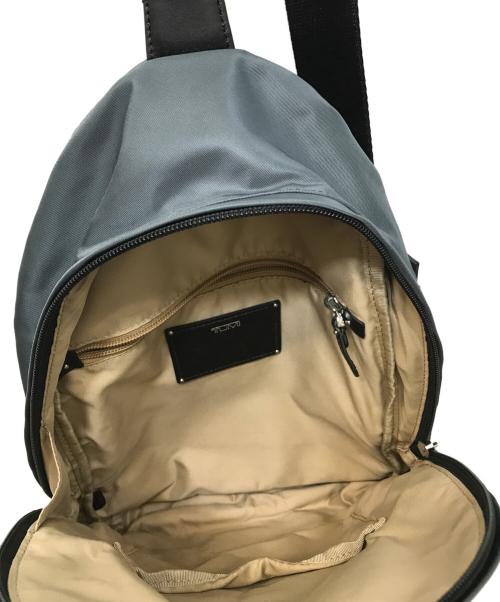 TUMI（トゥミ）TUMI (トゥミ) VOYAGEUR SLING BAG グレーの古着・服飾アイテム