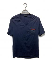 PRADA（プラダ）の古着「Ⅴネックラバーロゴ半袖Tシャツ」｜ネイビー