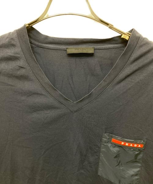 PRADA（プラダ）PRADA (プラダ) Ⅴネックラバーロゴ半袖Tシャツ ネイビー サイズ:Mの古着・服飾アイテム
