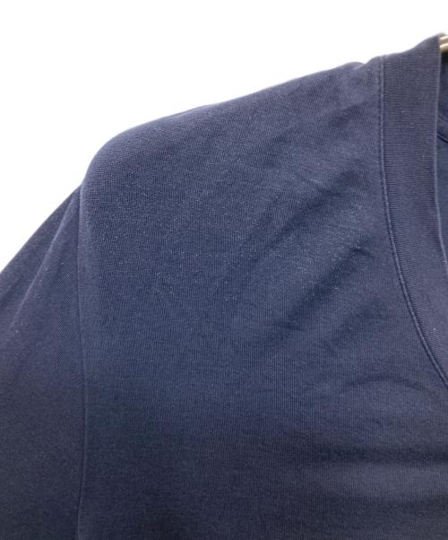 PRADA（プラダ）PRADA (プラダ) Ⅴネックラバーロゴ半袖Tシャツ ネイビー サイズ:Mの古着・服飾アイテム