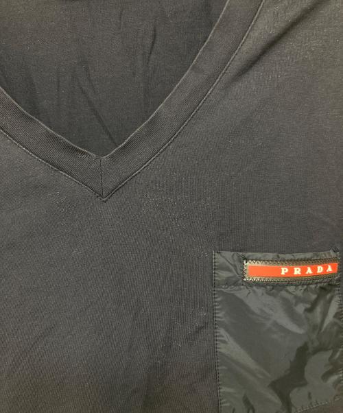 PRADA（プラダ）PRADA (プラダ) Ⅴネックラバーロゴ半袖Tシャツ ネイビー サイズ:Mの古着・服飾アイテム