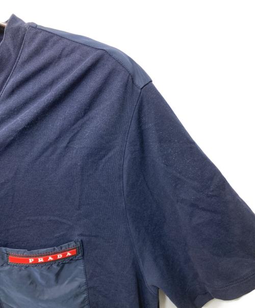 PRADA（プラダ）PRADA (プラダ) Ⅴネックラバーロゴ半袖Tシャツ ネイビー サイズ:Mの古着・服飾アイテム