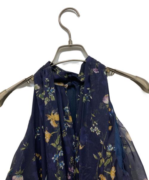 FRAY ID（フレイ アイディー）FRAY ID (フレイ アイディー) フラワープリントオフショルティアードワンピース ネイビーの古着・服飾アイテム