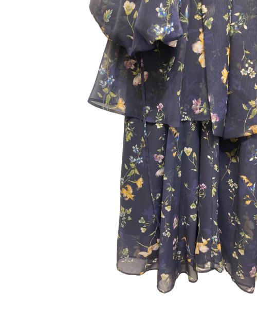 FRAY ID（フレイ アイディー）FRAY ID (フレイ アイディー) フラワープリントオフショルティアードワンピース ネイビーの古着・服飾アイテム