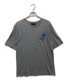 LARDINI（ラルディーニ）の古着「ロゴ刺繍 ブートニエール柄 ポケットTシャツ　JXLT02」｜グレー