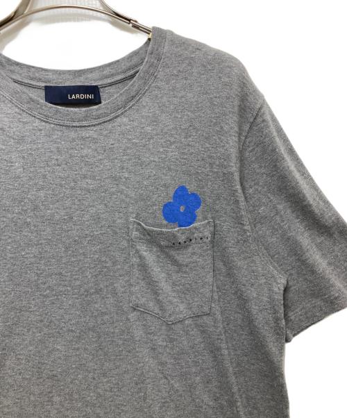 LARDINI（ラルディーニ）LARDINI (ラルディーニ) ロゴ刺繍 ブートニエール柄 ポケットTシャツ　JXLT02 グレー サイズ:Mの古着・服飾アイテム