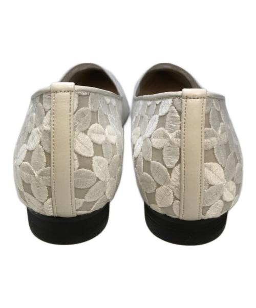 OHGA（オオガ）OHGA (オオガ) ポインテッドトゥ切替パンプス ホワイト サイズ:241/2の古着・服飾アイテム