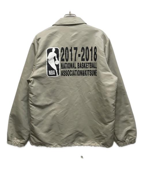 KITSUNE（キツネ）KITSUNE (キツネ) NBA (エヌビーエー) コーチジャケット ベージュ サイズ:Lの古着・服飾アイテム