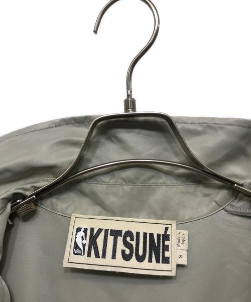 KITSUNE（キツネ）KITSUNE (キツネ) NBA (エヌビーエー) コーチジャケット ベージュ サイズ:Lの古着・服飾アイテム