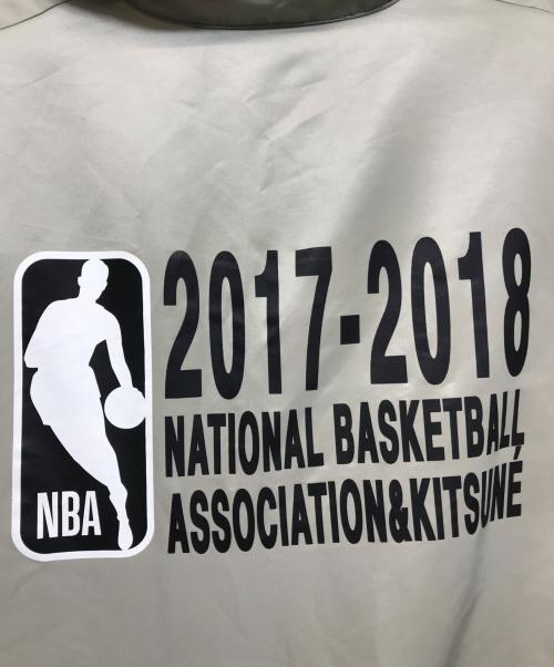 KITSUNE（キツネ）KITSUNE (キツネ) NBA (エヌビーエー) コーチジャケット ベージュ サイズ:Lの古着・服飾アイテム