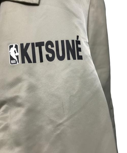 KITSUNE（キツネ）KITSUNE (キツネ) NBA (エヌビーエー) コーチジャケット ベージュ サイズ:Lの古着・服飾アイテム