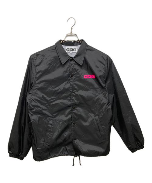 CDG（シーディージー）CDG (シーディージー) ピンクロゴコーチジャケット / SZ-J041 / AD2025 ブラック サイズ:Mの古着・服飾アイテム