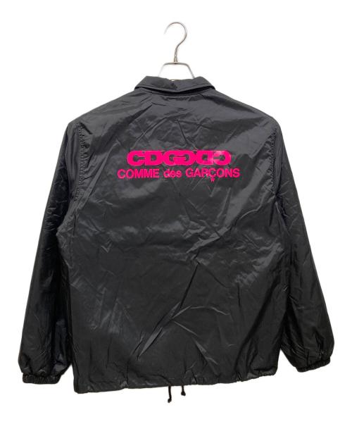 CDG（シーディージー）CDG (シーディージー) ピンクロゴコーチジャケット / SZ-J041 / AD2025 ブラック サイズ:Mの古着・服飾アイテム