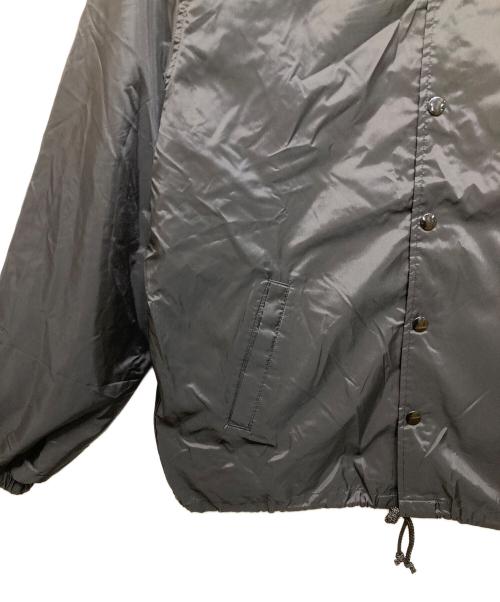 CDG（シーディージー）CDG (シーディージー) ピンクロゴコーチジャケット / SZ-J041 / AD2025 ブラック サイズ:Mの古着・服飾アイテム