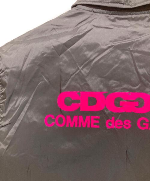 CDG（シーディージー）CDG (シーディージー) ピンクロゴコーチジャケット / SZ-J041 / AD2025 ブラック サイズ:Mの古着・服飾アイテム