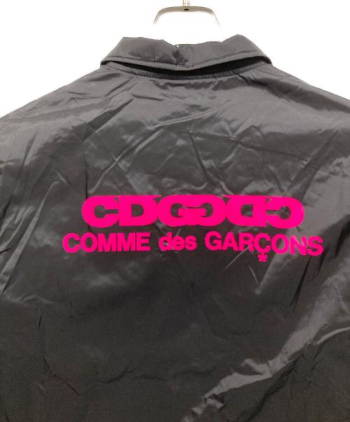 CDG（シーディージー）CDG (シーディージー) ピンクロゴコーチジャケット / SZ-J041 / AD2025 ブラック サイズ:Mの古着・服飾アイテム