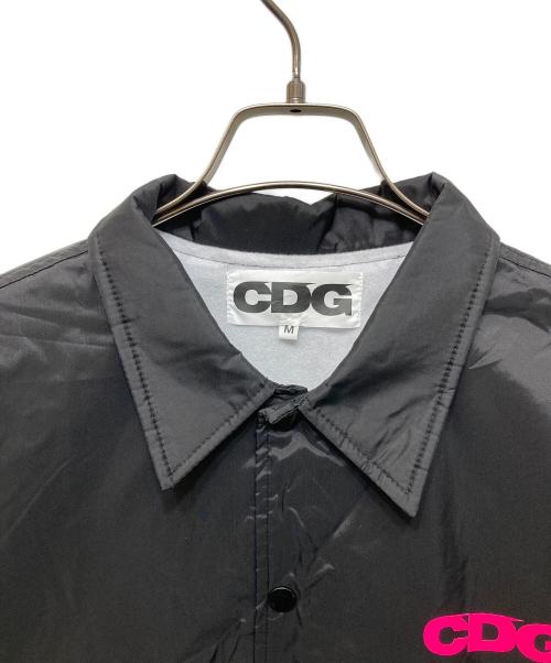 CDG（シーディージー）CDG (シーディージー) ピンクロゴコーチジャケット / SZ-J041 / AD2025 ブラック サイズ:Mの古着・服飾アイテム