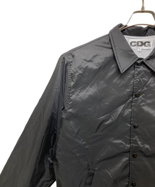CDG（シーディージー）CDG (シーディージー) ピンクロゴコーチジャケット / SZ-J041 / AD2025 ブラック サイズ:Mの古着・服飾アイテム