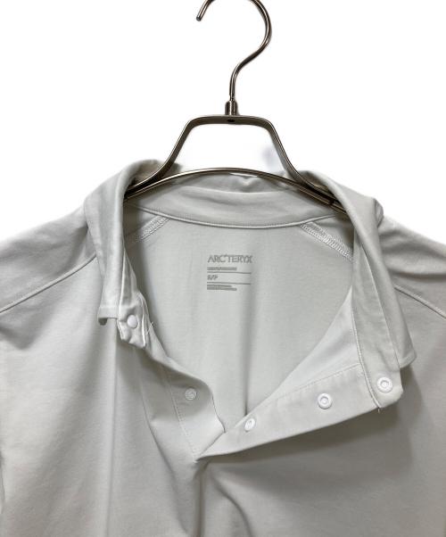 ARC'TERYX（アークテリクス）ARC'TERYX (アークテリクス) Captive Polo Shirt(キャプティブポロシャツ)　28536 ホワイト サイズ:Sの古着・服飾アイテム