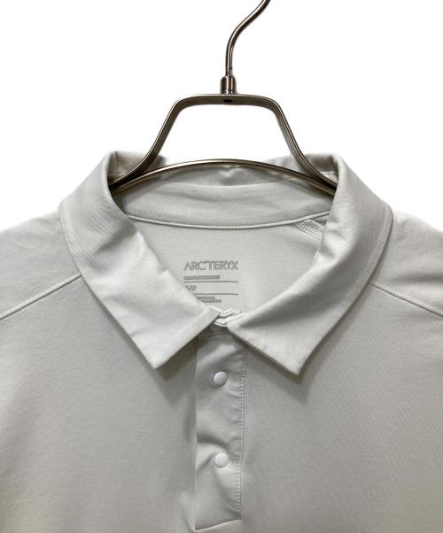 ARC'TERYX（アークテリクス）ARC'TERYX (アークテリクス) Captive Polo Shirt(キャプティブポロシャツ)　28536 ホワイト サイズ:Sの古着・服飾アイテム