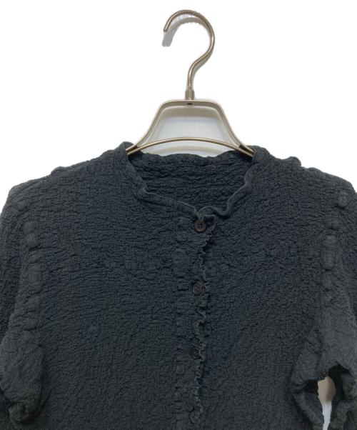 me ISSEY MIYAKE（ミーイッセイ ミヤケ）me ISSEY MIYAKE (ミーイッセイ ミヤケ) シワ加工カーディガン ブラック サイズ:FREEの古着・服飾アイテム