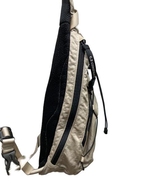 C.P COMPANY（シーピーカンパニー）C.P COMPANY (シーピーカンパニー) NYLON B CROSSBODY BACKPACK ベージュの古着・服飾アイテム