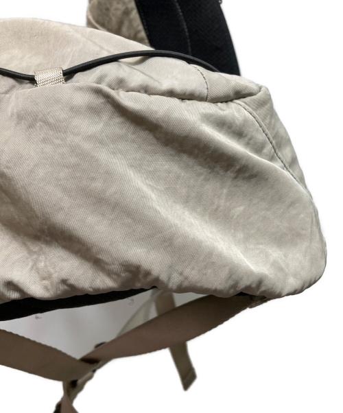 C.P COMPANY（シーピーカンパニー）C.P COMPANY (シーピーカンパニー) NYLON B CROSSBODY BACKPACK ベージュの古着・服飾アイテム