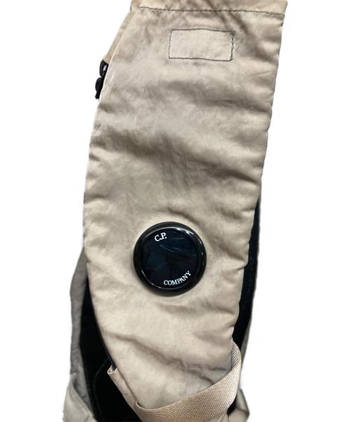 C.P COMPANY（シーピーカンパニー）C.P COMPANY (シーピーカンパニー) NYLON B CROSSBODY BACKPACK ベージュの古着・服飾アイテム