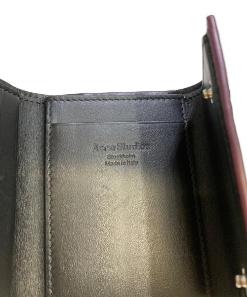 Acne studios（アクネ ストゥディオズ）ACNE STUDIOS (アクネ ストゥディオズ) 3つ折りレザーウォレット バーガンディーの古着・服飾アイテム