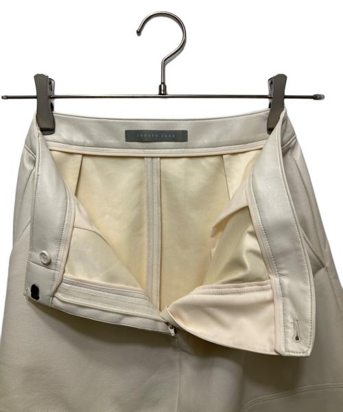 theory luxe（セオリーリュクス）theory luxe (セオリーリュクス) ウォッシャブル フェイクレザー フレアスカート ホワイト サイズ:36の古着・服飾アイテム