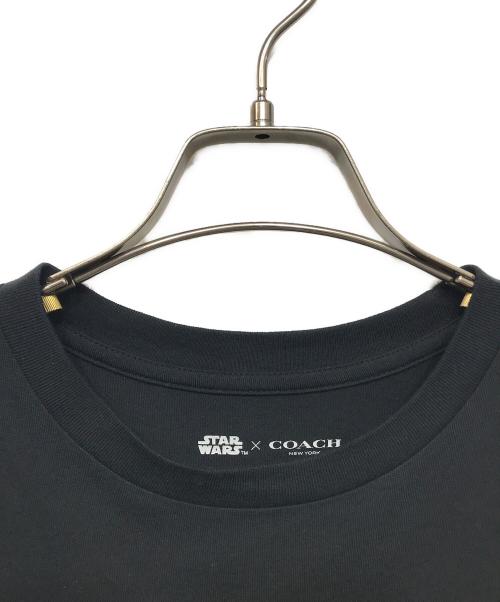 COACH（コーチ）COACH (コーチ) STAR WARS (スターウォーズ) シグネチャープリントロゴＴシャツ ブラック サイズ:XSの古着・服飾アイテム