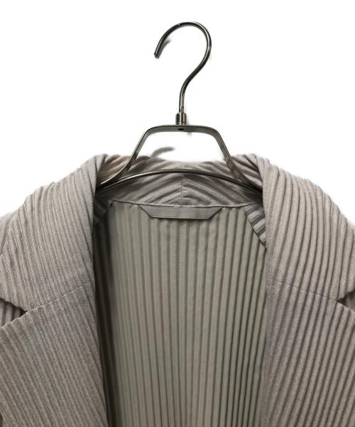 HOMME PLISSE ISSEY MIYAKE（オム プリッセ イッセイ ミヤケ）HOMME PLISSE ISSEY MIYAKE (オム プリッセ イッセイ ミヤケ) LINEN LIKEプリーツコート ベージュ サイズ:3 未使用品の古着・服飾アイテム