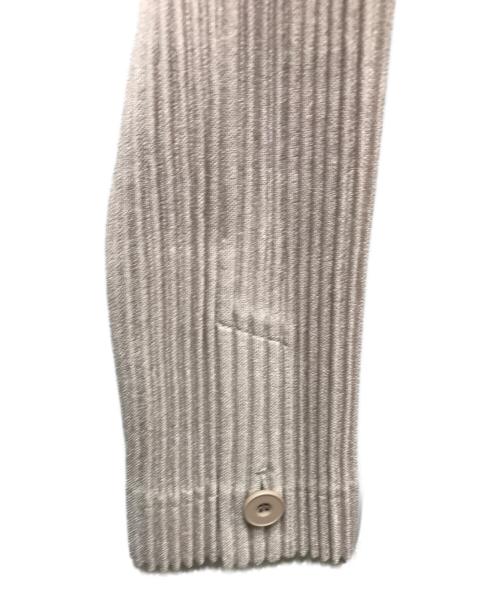 HOMME PLISSE ISSEY MIYAKE（オム プリッセ イッセイ ミヤケ）HOMME PLISSE ISSEY MIYAKE (オム プリッセ イッセイ ミヤケ) LINEN LIKEプリーツコート ベージュ サイズ:3 未使用品の古着・服飾アイテム