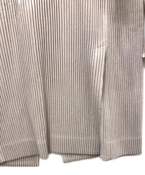 HOMME PLISSE ISSEY MIYAKE（オム プリッセ イッセイ ミヤケ）HOMME PLISSE ISSEY MIYAKE (オム プリッセ イッセイ ミヤケ) LINEN LIKEプリーツコート ベージュ サイズ:3 未使用品の古着・服飾アイテム