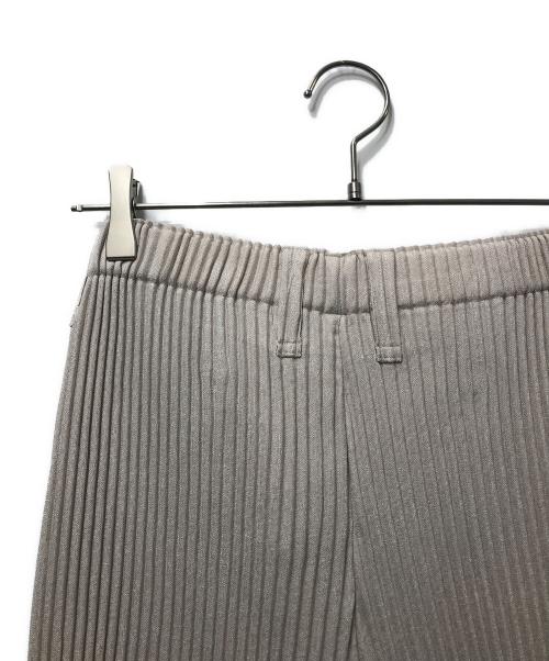 HOMME PLISSE ISSEY MIYAKE（オム プリッセ イッセイ ミヤケ）HOMME PLISSE ISSEY MIYAKE (オム プリッセ イッセイ ミヤケ) LINEN LIKE プリーツパンツ ベージュ サイズ:3 未使用品の古着・服飾アイテム