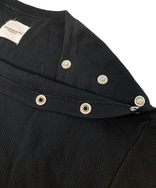 TAKAHIROMIYASHITA TheSoloIst.（タカヒロミヤシタ ザソロイスト）TAKAHIROMIYASHITA TheSoloIst. (タカヒロミヤシタ ザソロイスト) shoulder buttoned boat neck heavy themal shirt. ブラック サイズ:44の古着・服飾アイテム