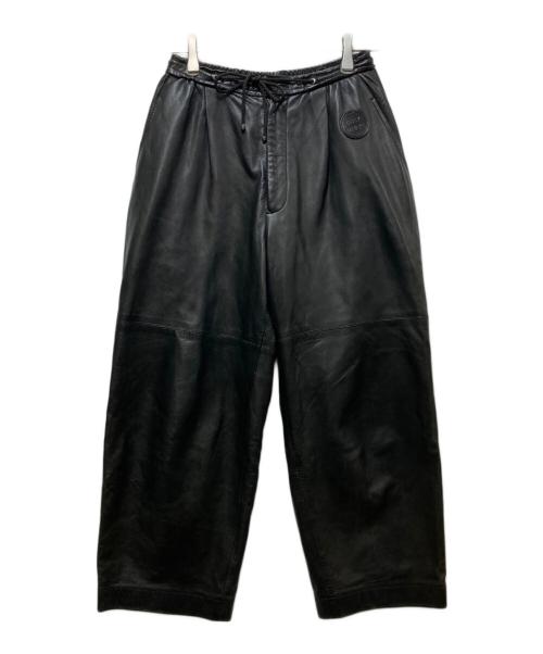 ISSEY MIYAKE（イッセイミヤケ）ISSEY MIYAKE (イッセイミヤケ) ロゴ入りラムレザーワイドパンツ ブラック サイズ:Mの古着・服飾アイテム
