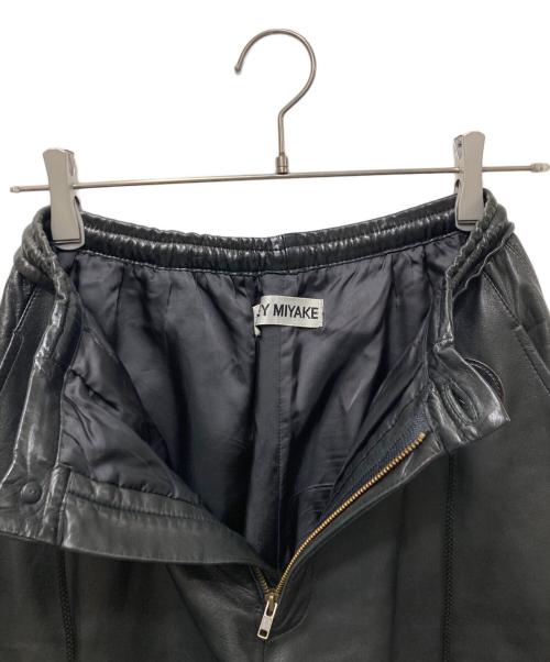 ISSEY MIYAKE（イッセイミヤケ）ISSEY MIYAKE (イッセイミヤケ) ロゴ入りラムレザーワイドパンツ ブラック サイズ:Mの古着・服飾アイテム