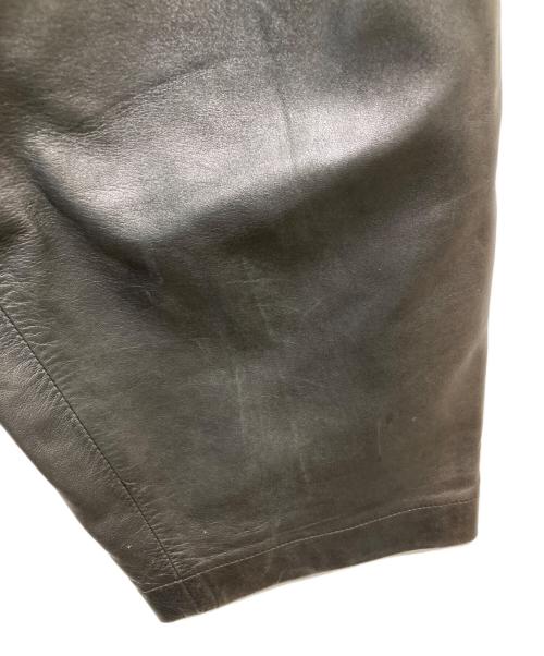 ISSEY MIYAKE（イッセイミヤケ）ISSEY MIYAKE (イッセイミヤケ) ロゴ入りラムレザーワイドパンツ ブラック サイズ:Mの古着・服飾アイテム