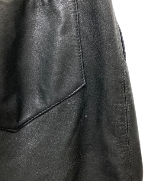 ISSEY MIYAKE（イッセイミヤケ）ISSEY MIYAKE (イッセイミヤケ) ロゴ入りラムレザーワイドパンツ ブラック サイズ:Mの古着・服飾アイテム