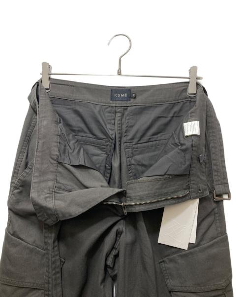 KUME（クメ）kume (クメ) ベルテッドパンツ グレー サイズ:Mの古着・服飾アイテム