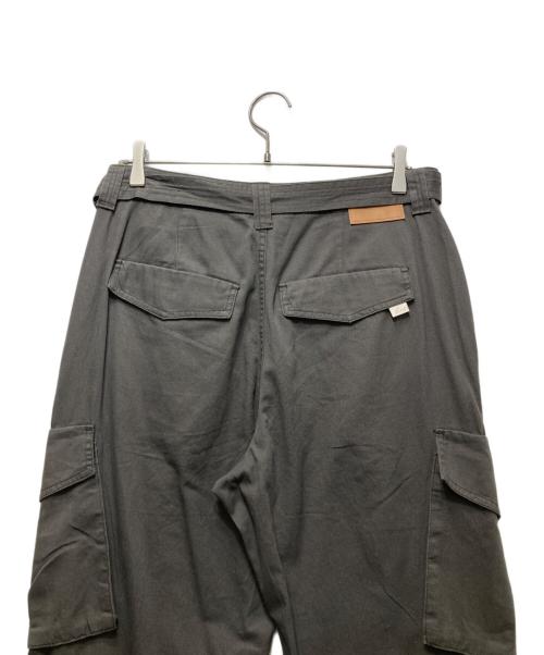 KUME（クメ）kume (クメ) ベルテッドパンツ グレー サイズ:Mの古着・服飾アイテム