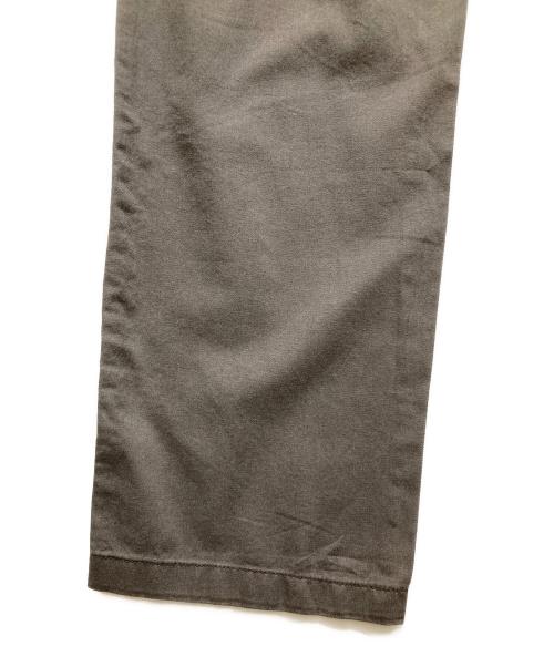 KUME（クメ）kume (クメ) ベルテッドパンツ グレー サイズ:Mの古着・服飾アイテム