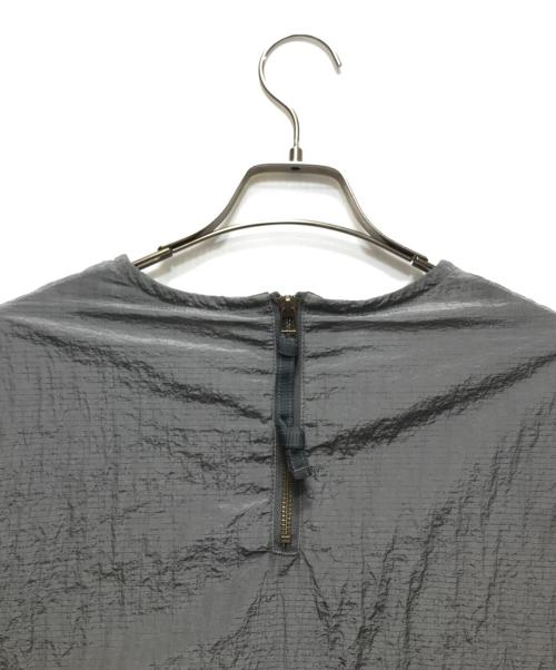 dip ltd（ディテール イン パーフェクション）dip ltd (ディテール イン パーフェクション) BEAMS PLUS (ビームスプラス) ナイロンTシャツ グレー サイズ:XLの古着・服飾アイテム