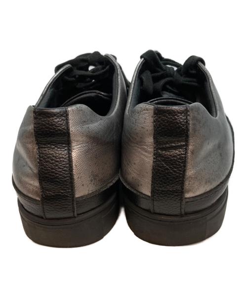 ISSEY MIYAKE MEN（イッセイミヤケメン）ISSEY MIYAKE MEN (イッセイミヤケメン) メタリックローカットスニーカー シルバー×ブラック サイズ:02の古着・服飾アイテム