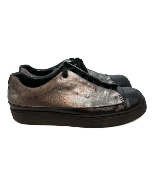 ISSEY MIYAKE MEN（イッセイミヤケメン）ISSEY MIYAKE MEN (イッセイミヤケメン) メタリックローカットスニーカー シルバー×ブラック サイズ:02の古着・服飾アイテム