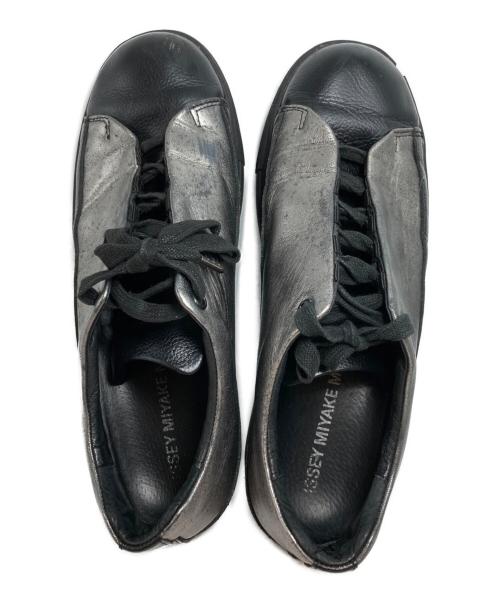 ISSEY MIYAKE MEN（イッセイミヤケメン）ISSEY MIYAKE MEN (イッセイミヤケメン) メタリックローカットスニーカー シルバー×ブラック サイズ:02の古着・服飾アイテム
