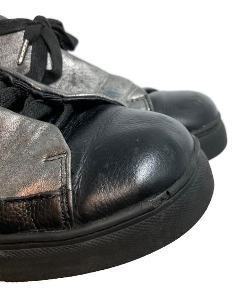 ISSEY MIYAKE MEN（イッセイミヤケメン）ISSEY MIYAKE MEN (イッセイミヤケメン) メタリックローカットスニーカー シルバー×ブラック サイズ:02の古着・服飾アイテム