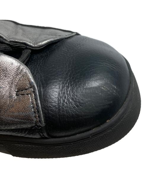 ISSEY MIYAKE MEN（イッセイミヤケメン）ISSEY MIYAKE MEN (イッセイミヤケメン) メタリックローカットスニーカー シルバー×ブラック サイズ:02の古着・服飾アイテム