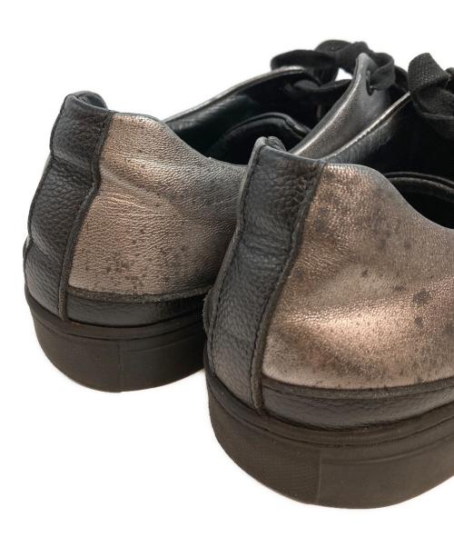 ISSEY MIYAKE MEN（イッセイミヤケメン）ISSEY MIYAKE MEN (イッセイミヤケメン) メタリックローカットスニーカー シルバー×ブラック サイズ:02の古着・服飾アイテム